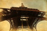 Nostalgie sous la tour de Paris 